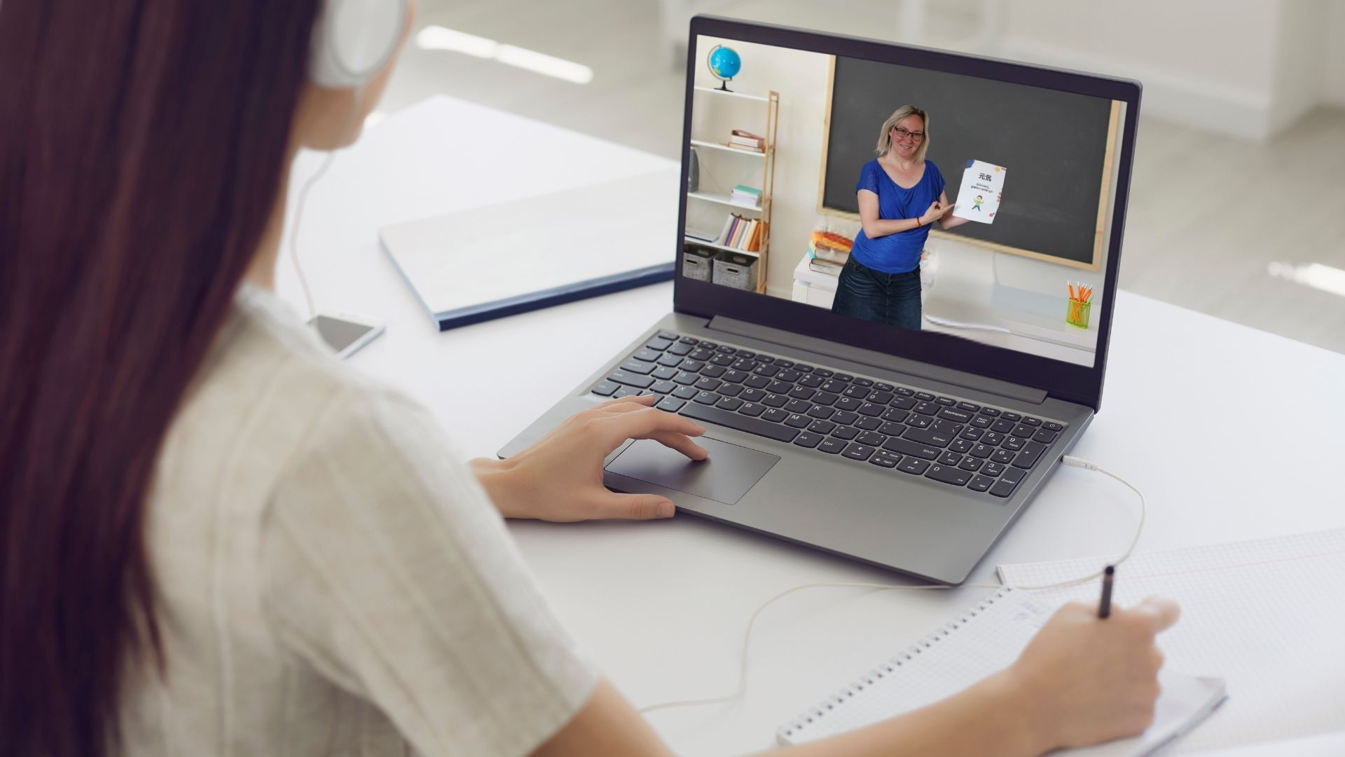 Lekcja online - studentka przed laptopem podczas
                       zajęć zdalnych z nauczycielką